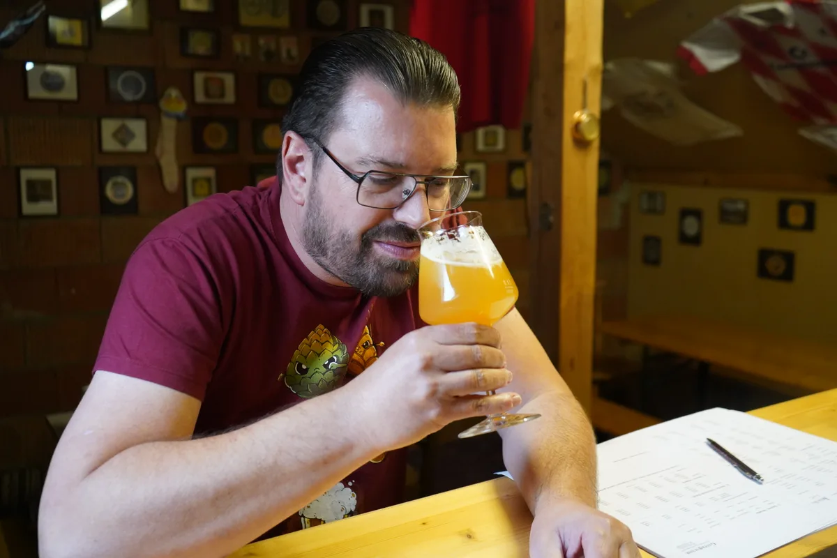 Der Ustermer Ralph Burger degustiert Bier.